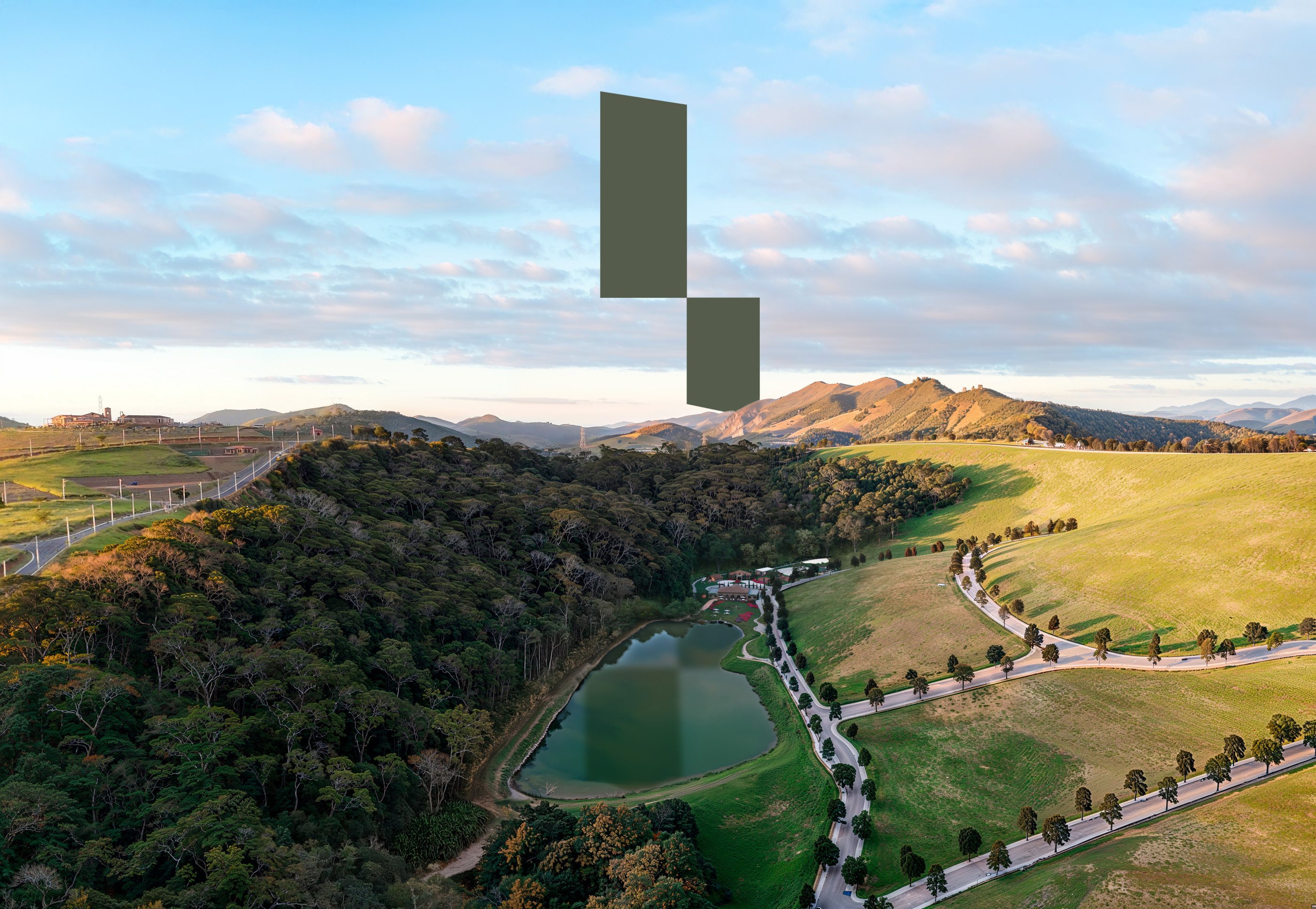 Paisagem aérea com o símbolo da Icônico Studio integrado ao horizonte